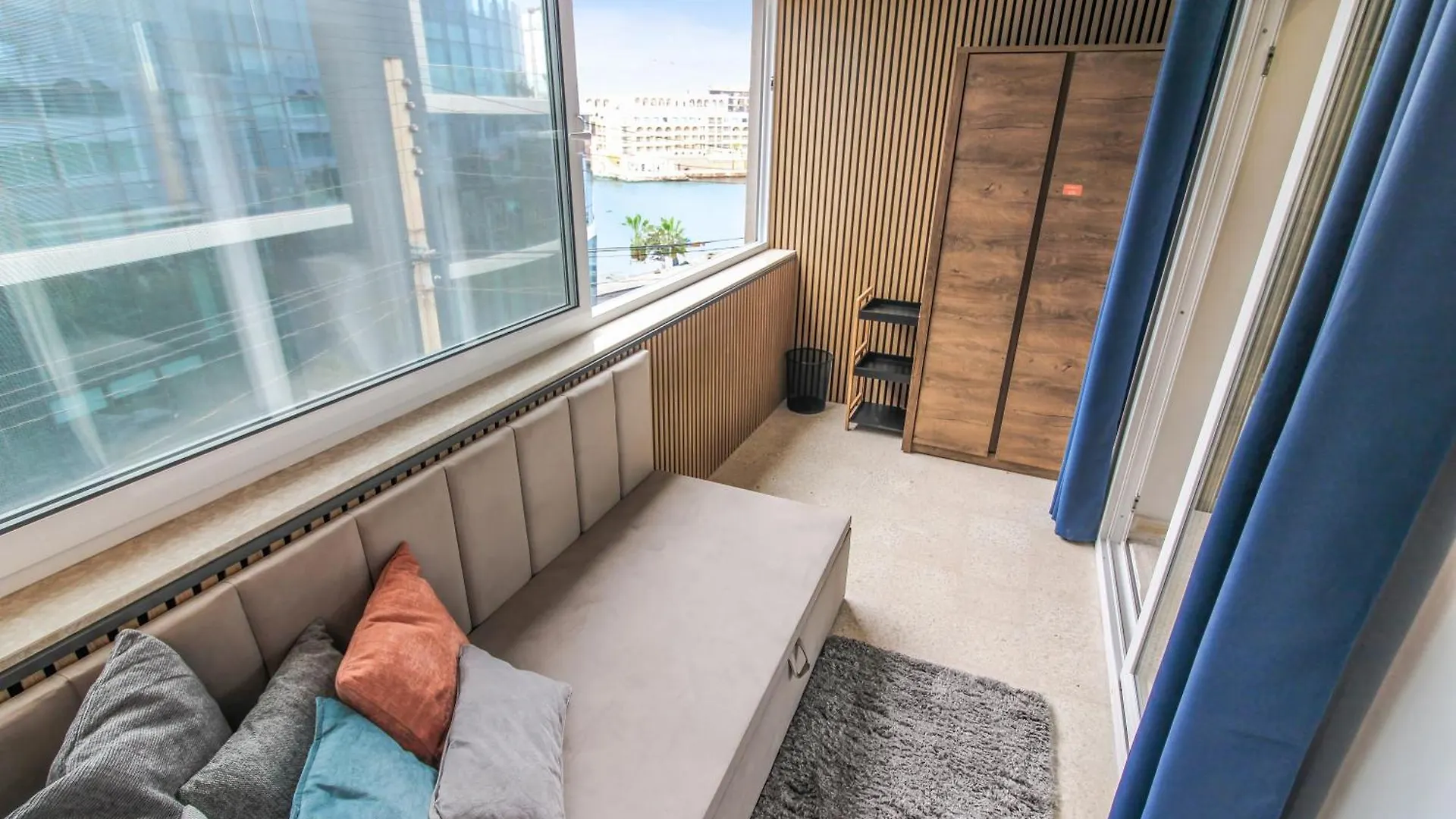 Designer - 60 Seconds To The Beach I Free Parking! Saint Julian's Apartment